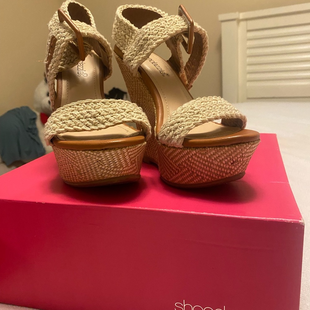BEAUTIFUL PLATFORMS - Picture 2 of 5